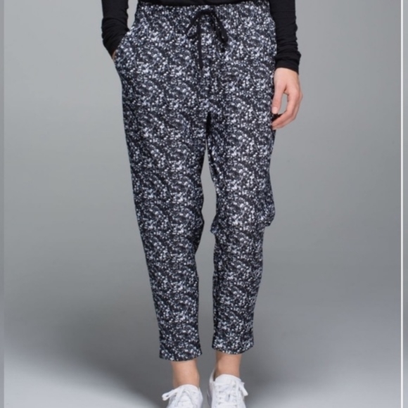 Lululemon jet crop, size small - Picture 5 of 8